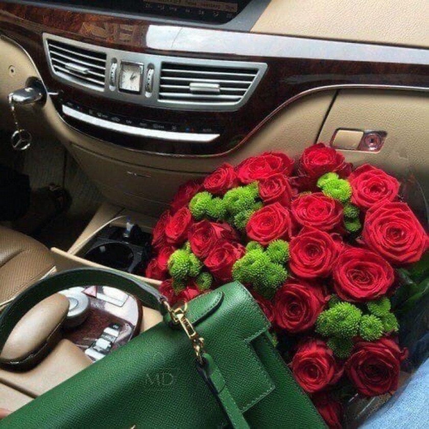 Букет в салоне автомобиля