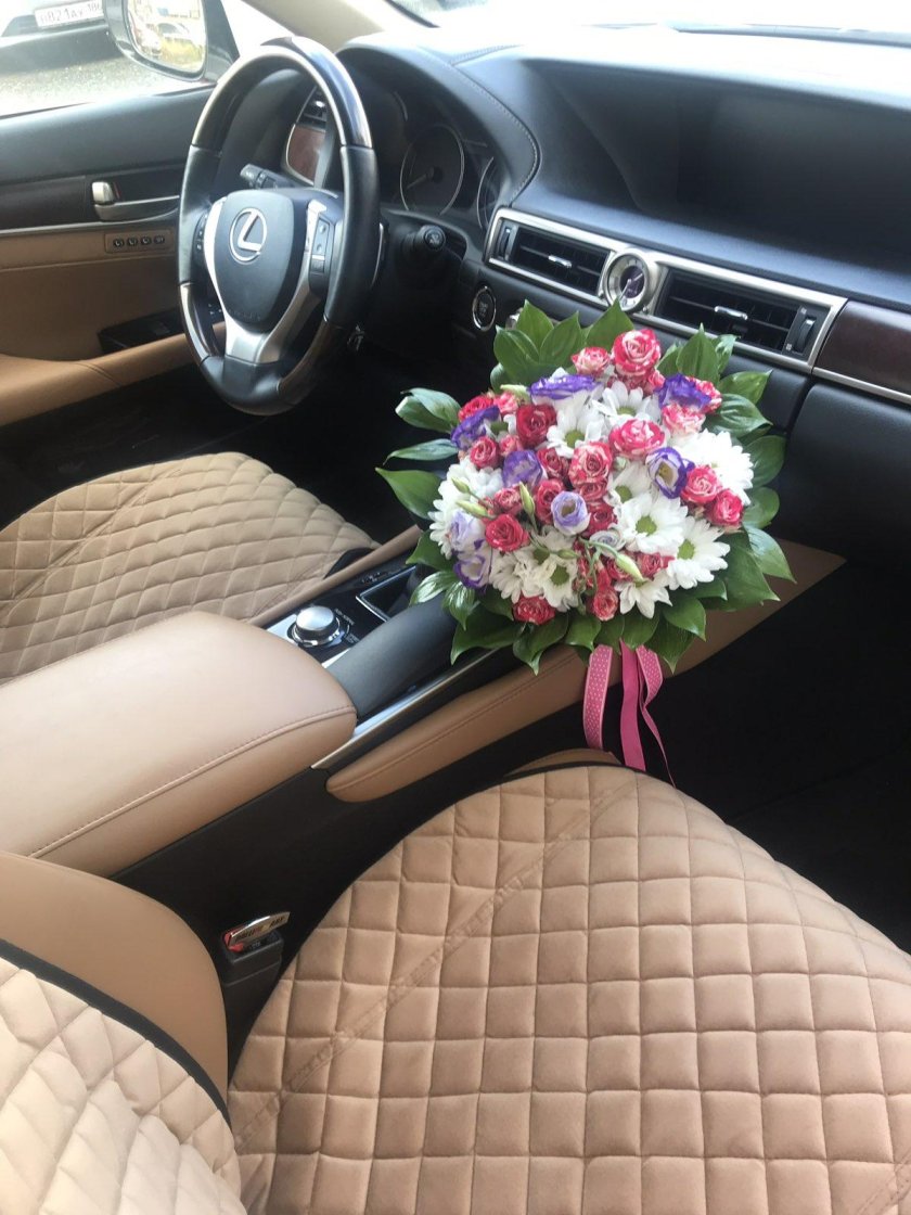 Букет в машине