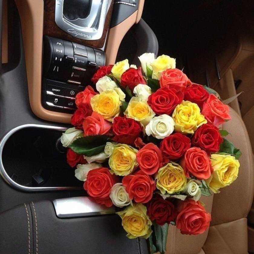 Цветы букет в машине