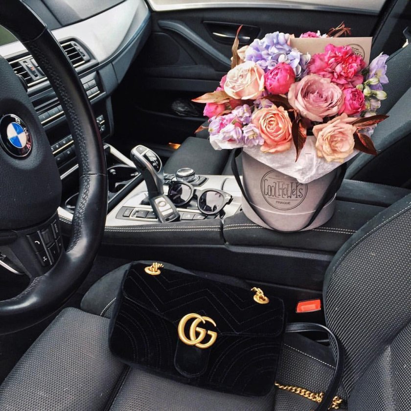 Букет цветов в машине