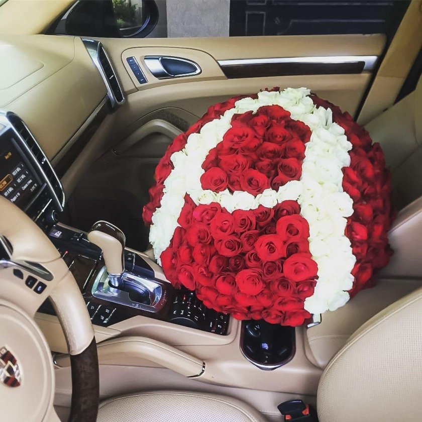 Букет роз в машине