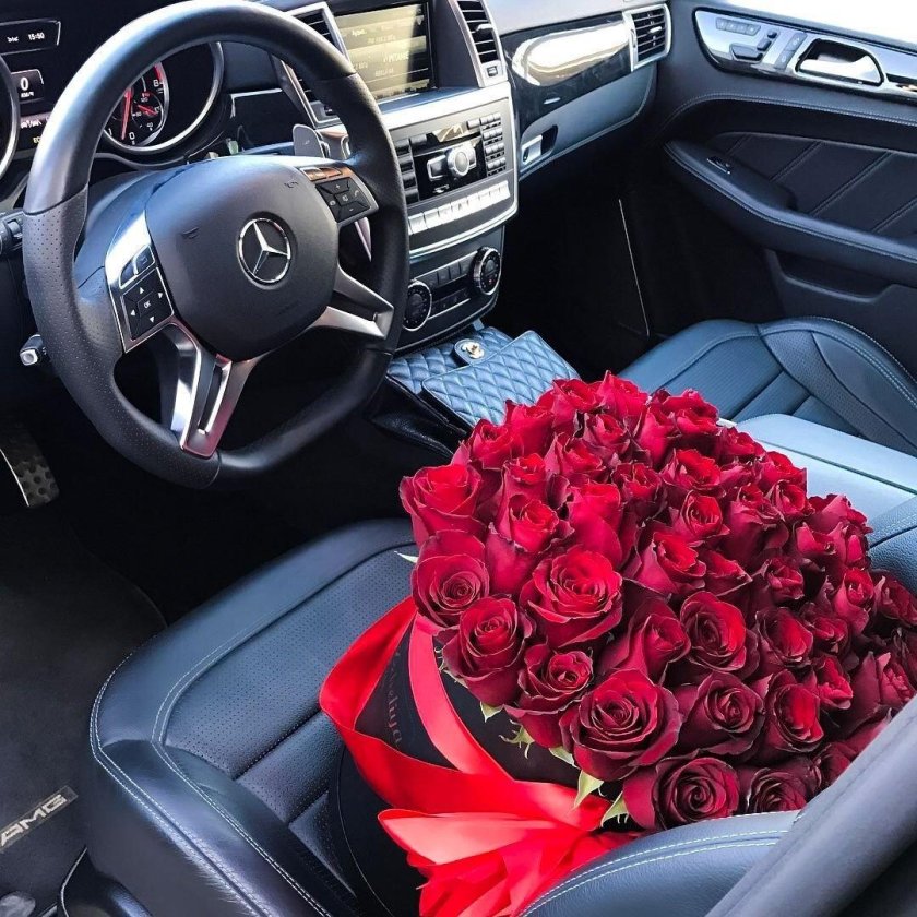 Красивый букет цветов в машине