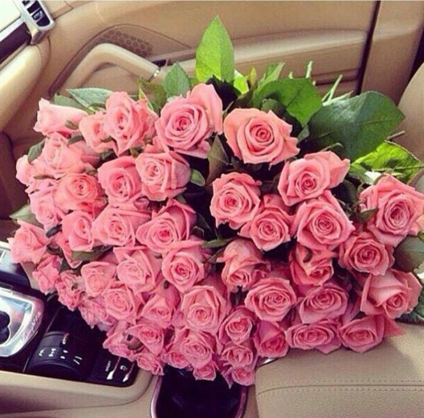 Шикарный букет в машине