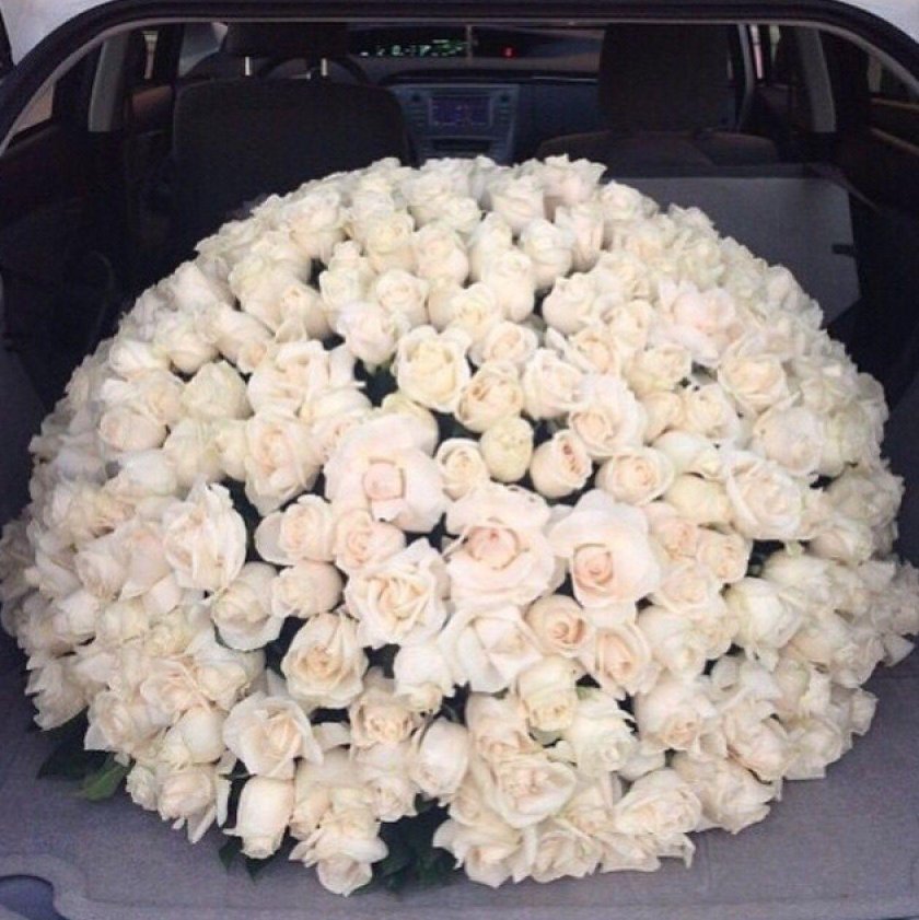 Букет цветов на белой машине