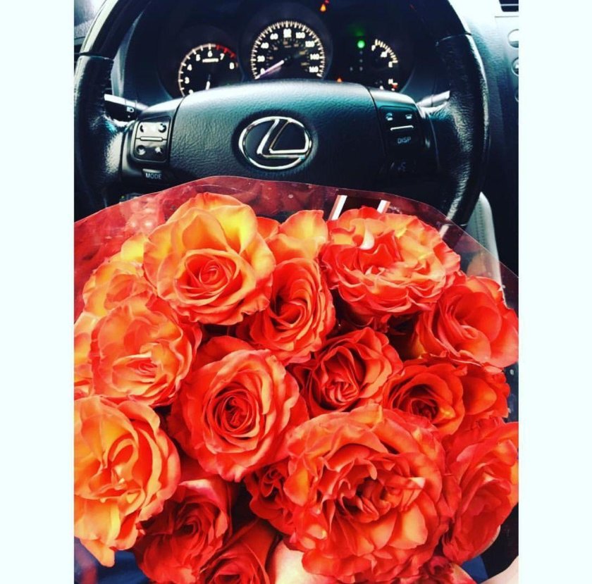 Цветы на машине