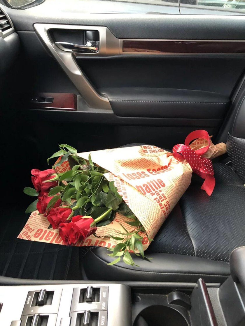 Букет цветов в машине