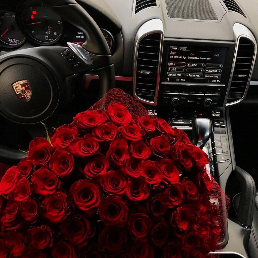 Машина с цветами