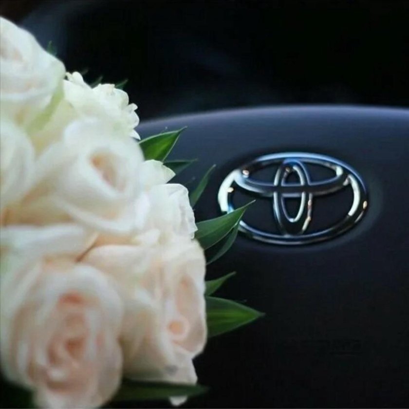 Цветы в машине Тойота