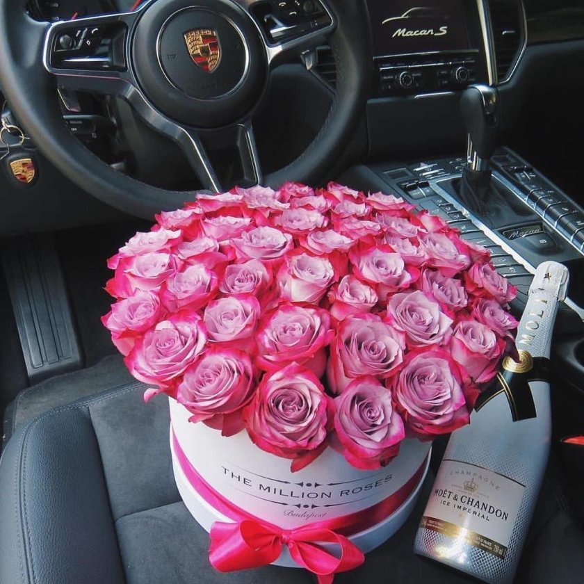 Букет цветов в салоне машины