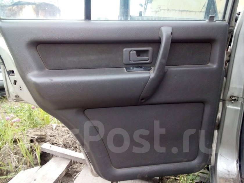 Подстаканник дверной Isuzu Bighorn