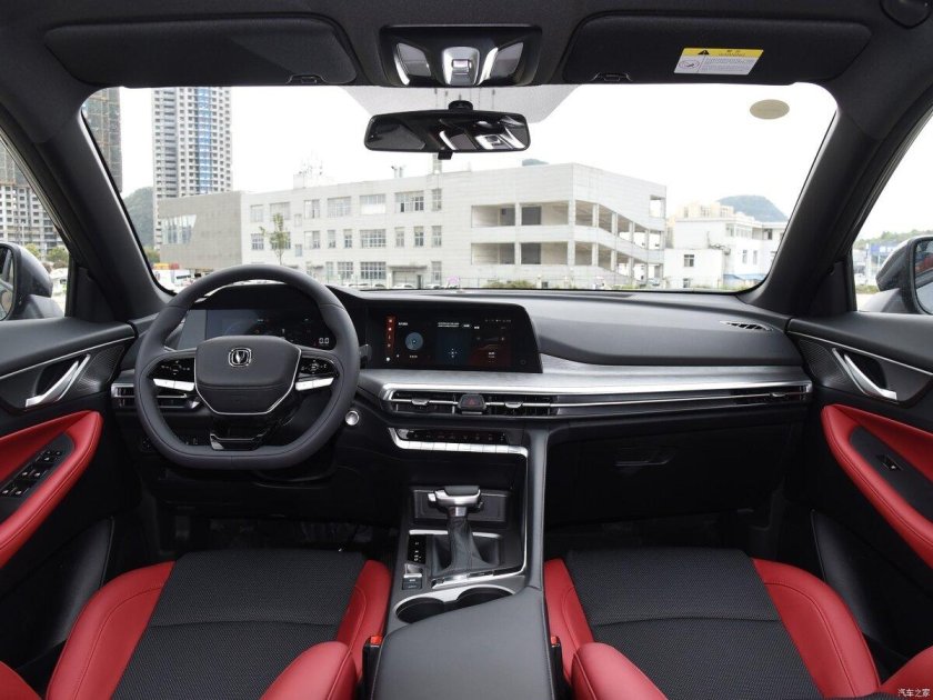 Чанган aedu Plus в Красном цвете и камбинированным салоном