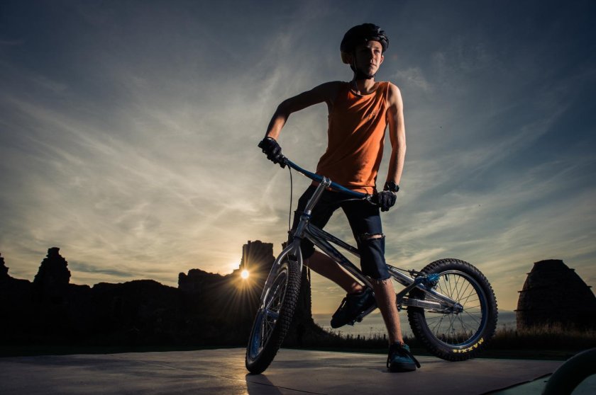 Подросток на велосипеде