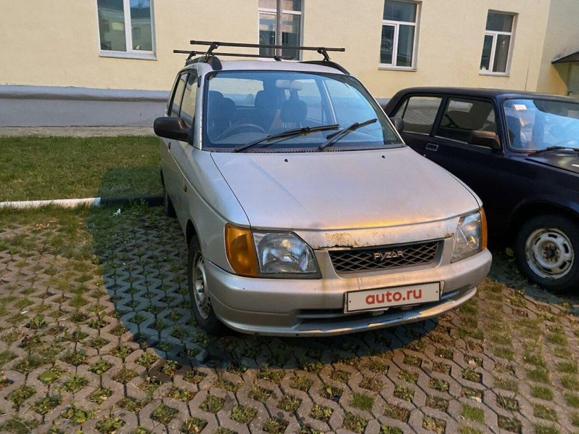 Машина Daihatsu Pyzar 2000