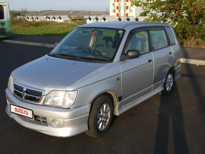 Машина Daihatsu Pyzar 2000
