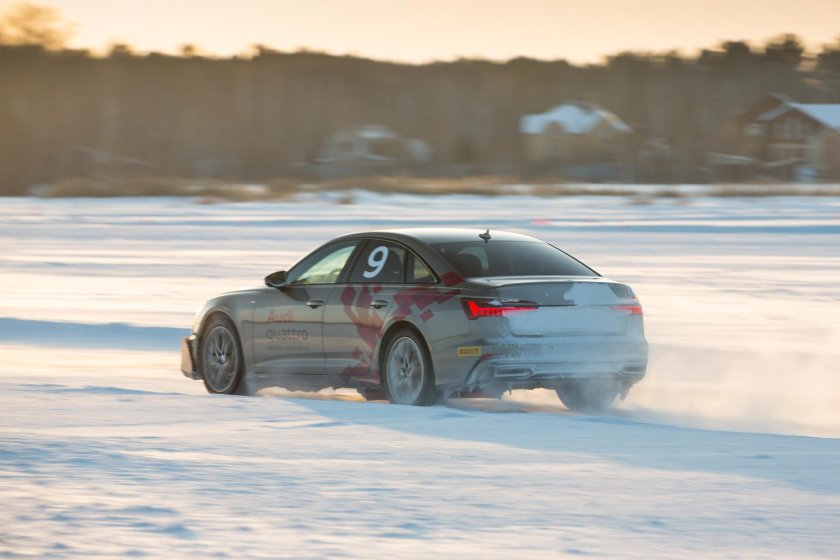 Ауди едет боком