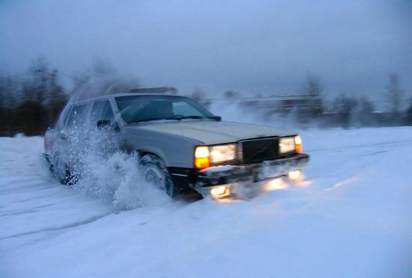 Машина по снегу