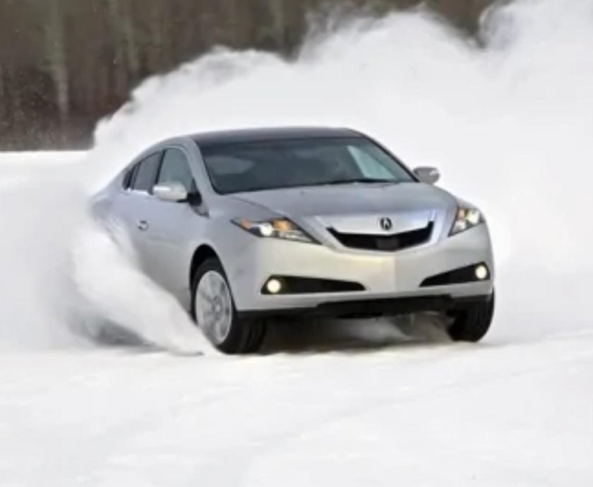 Машина Акура в снегу
