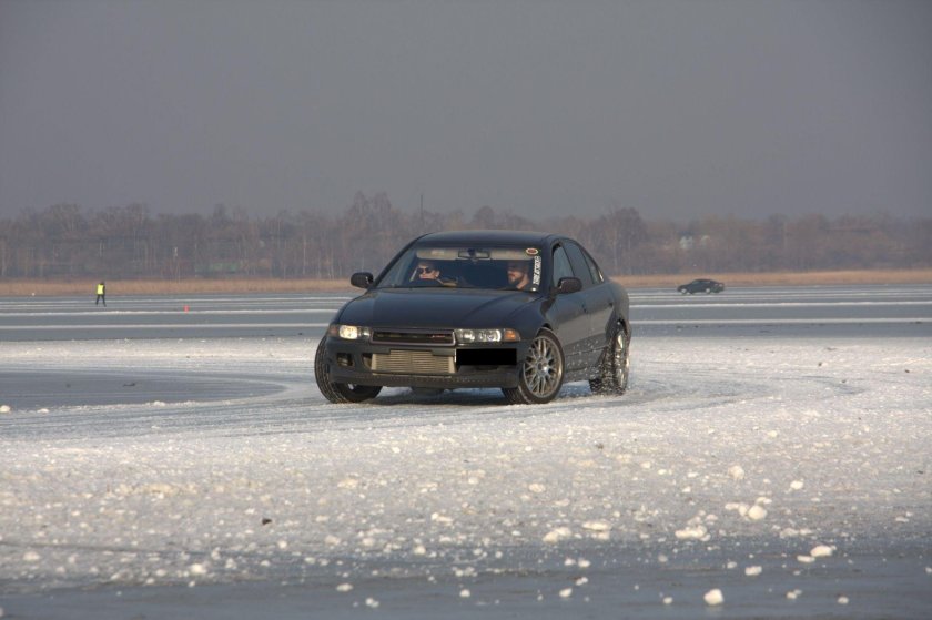 Машину заносит