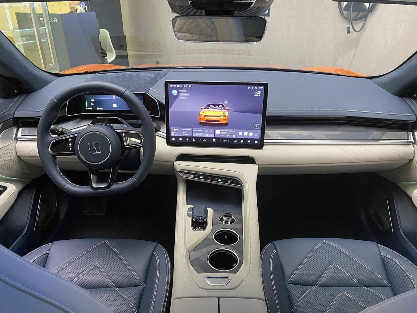 Китайская машина zeekr 001