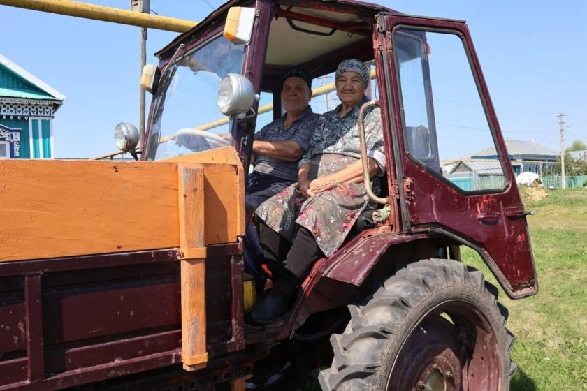 Трактор в деревне