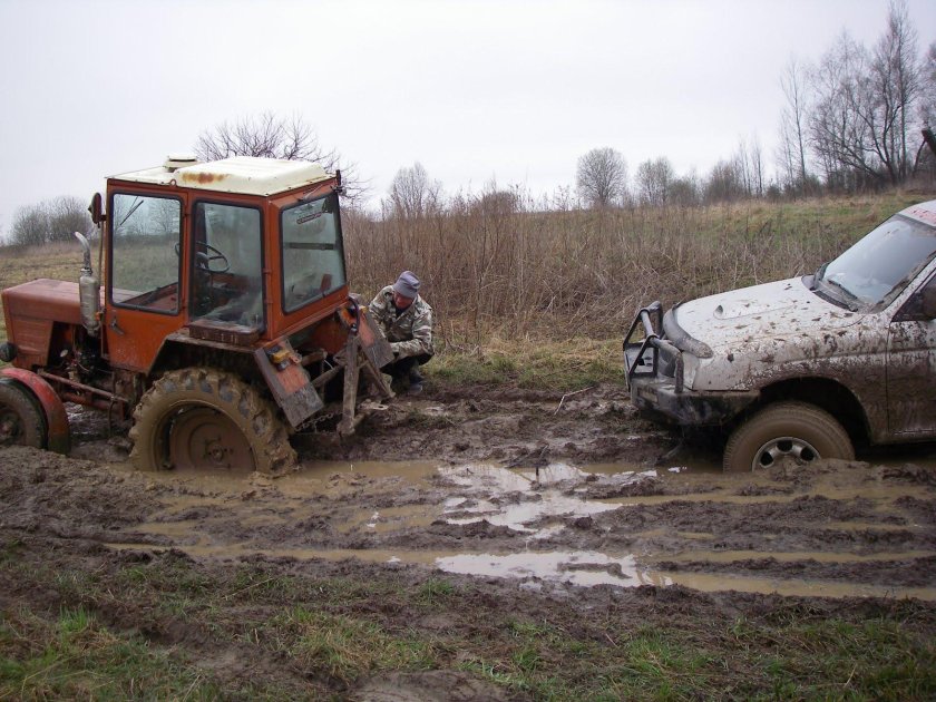 Трактора в грязи