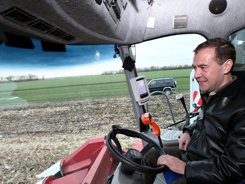 Тракторист в кабине трактора