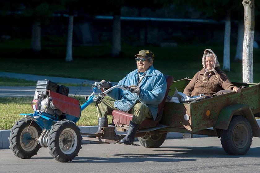 Дед на мотоцикле с коляской