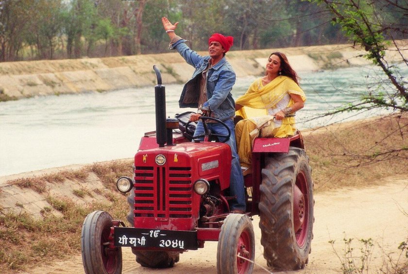 Девушка на тракторе