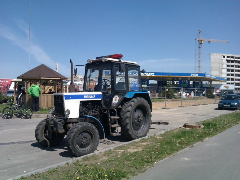 Полицейские трактор МТЗ-82