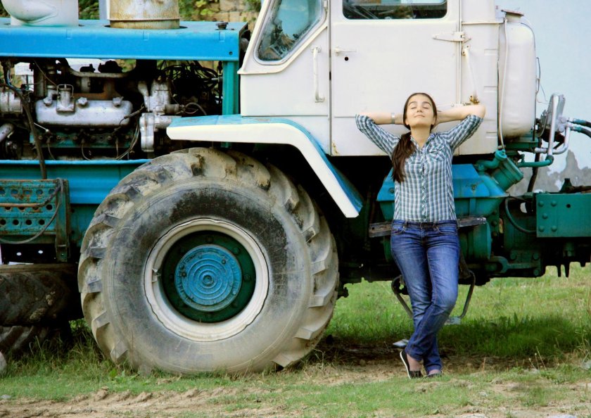 Трактор водит