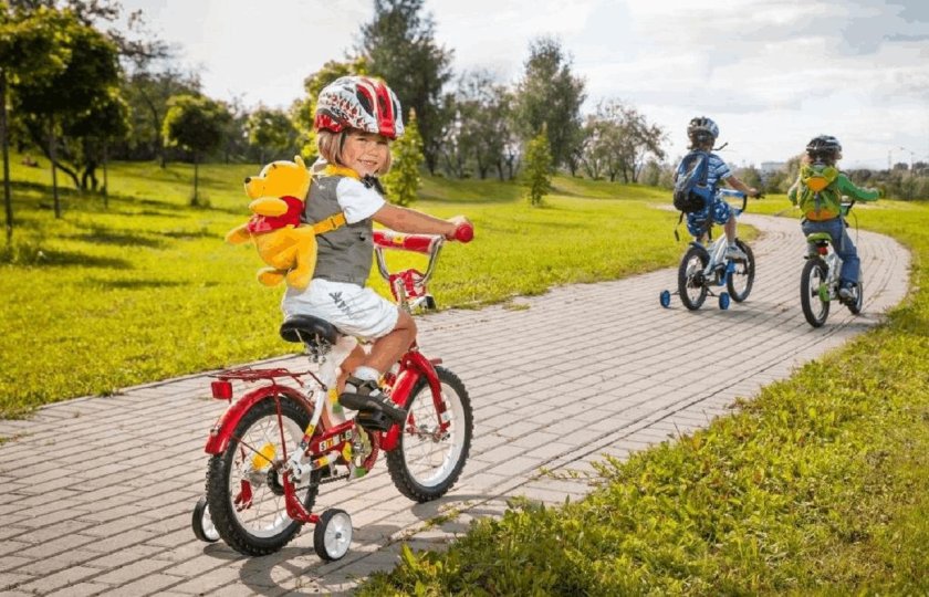 Дети катаются на велосипеде