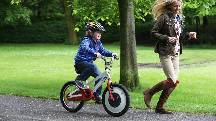 Дети катаются на велосипеде
