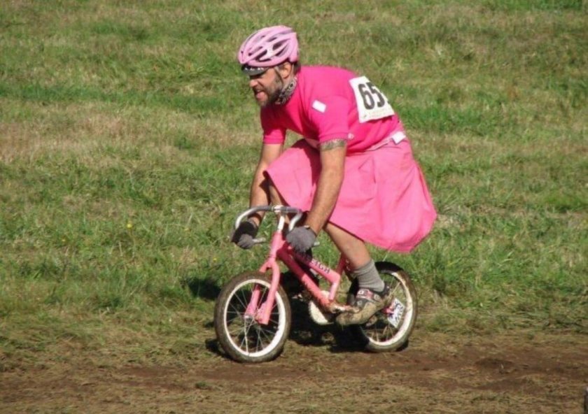 Смешной велосипедист