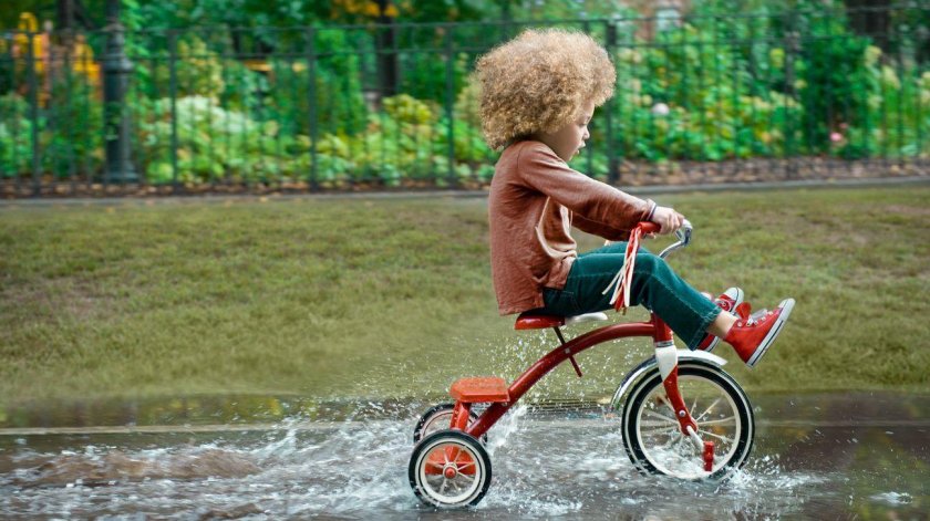 Мальчик на трехколесном велосипеде