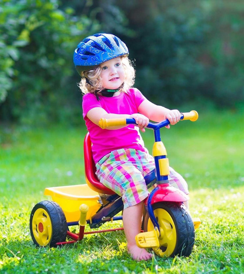 Ребёнок с велосипедом