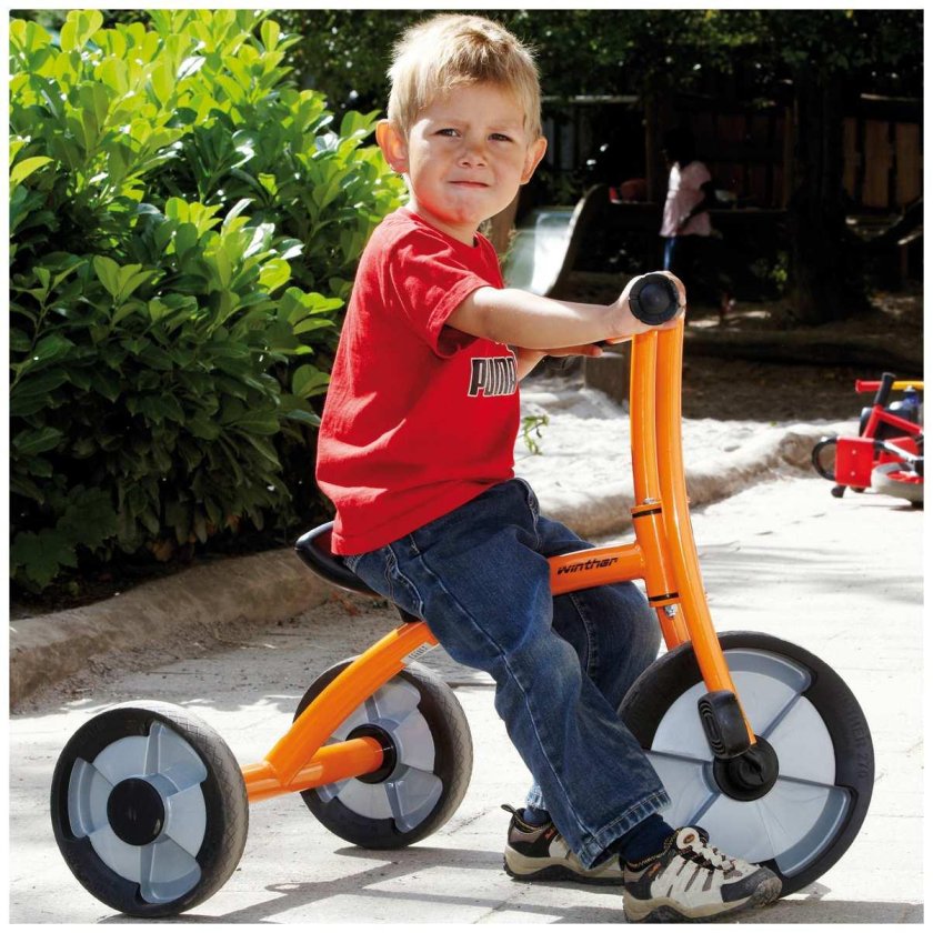 Ребенок на 3х колесном велосипеде