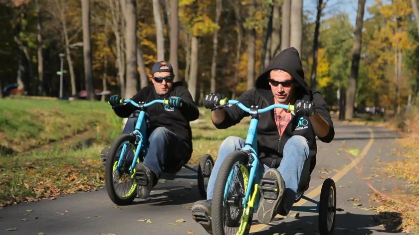 Взрослый на детском велосипеде