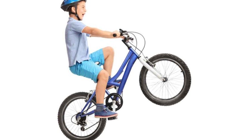 Мальчик на велосипеде на белом фоне