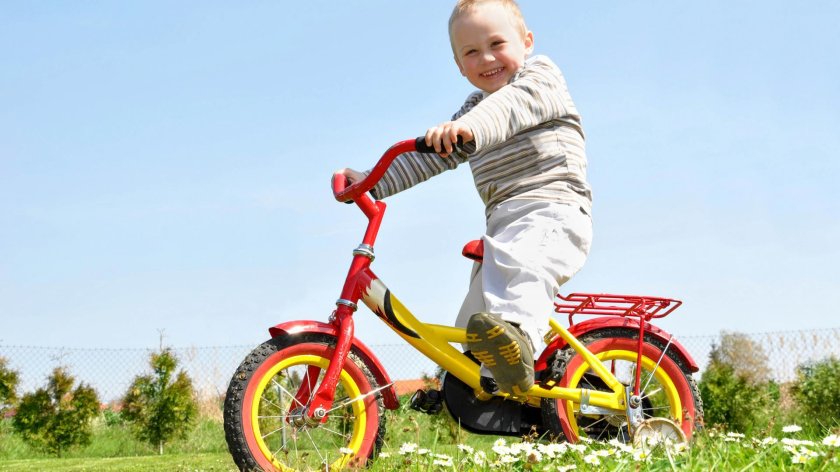 Дети с велосипедом