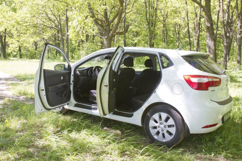 Киа Рио 3 открытая дверь