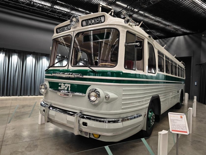 Автобус зил 127