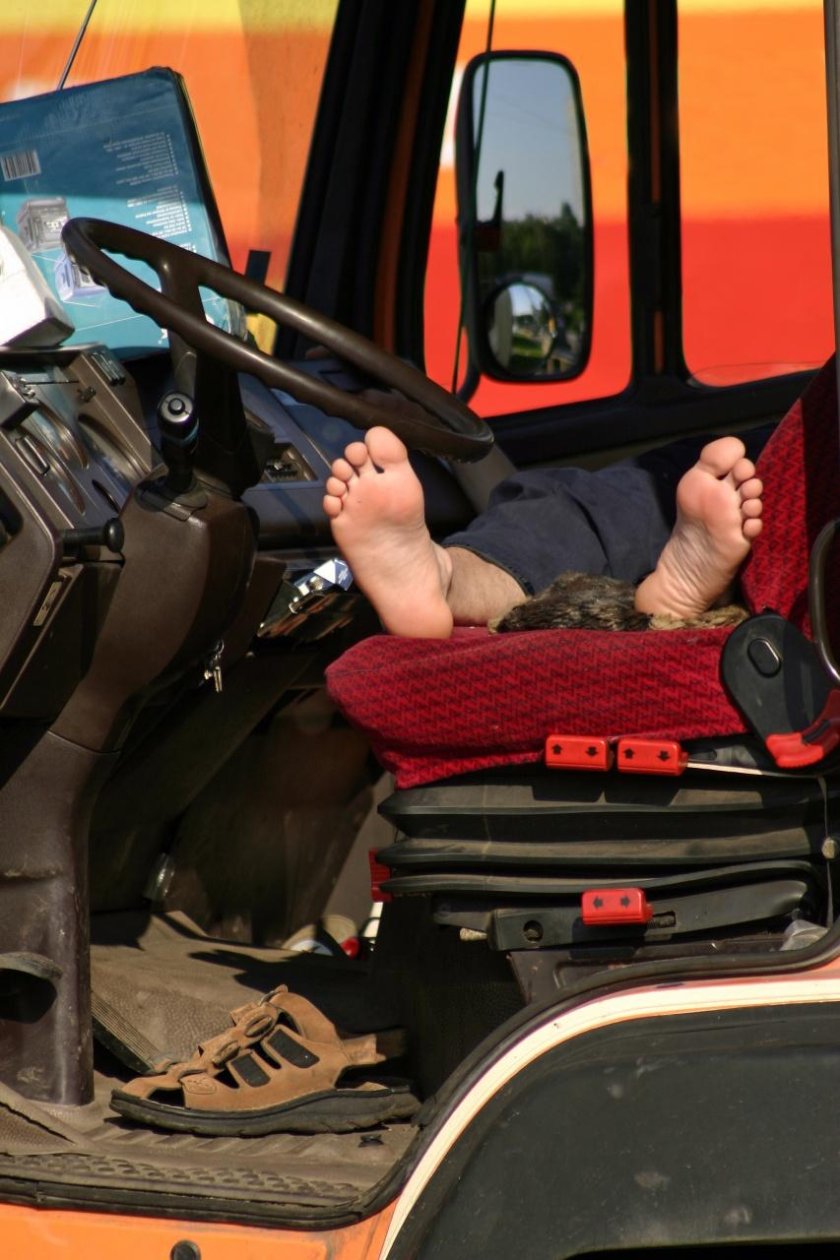 Дальнобойщик спит в кабине