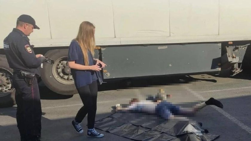 Девушка на дороге