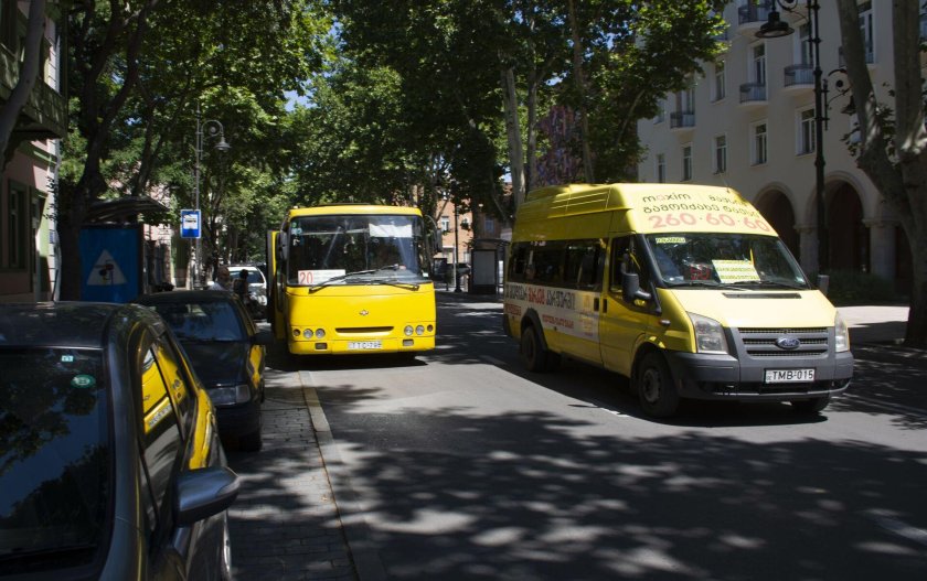 Микроавтобус желтый