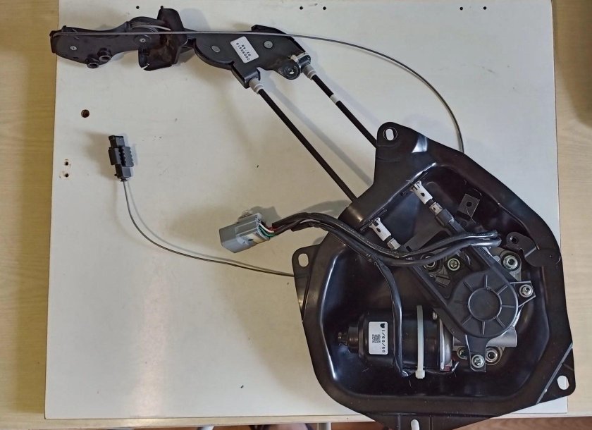 Тросик на привод двери на Ниссан Серена с24