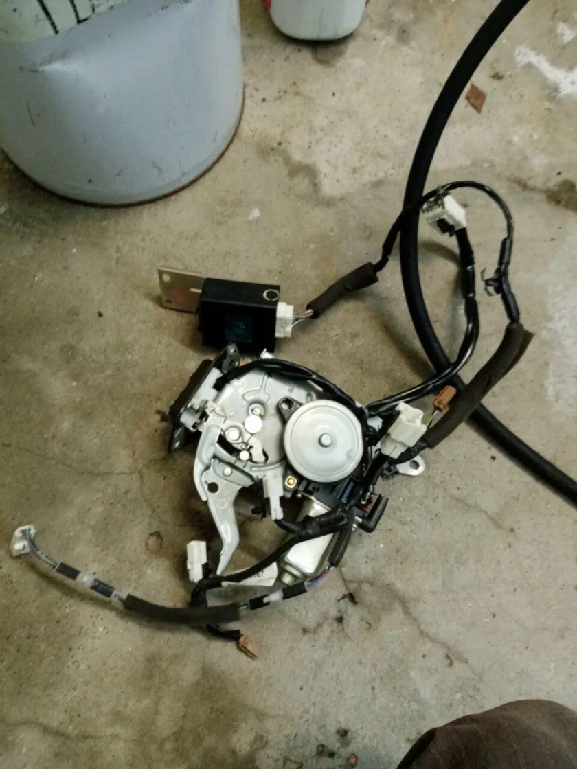 Доводчик двери Ниссан Серена с25