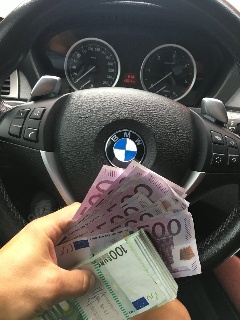 Деньги за рулем БМВ