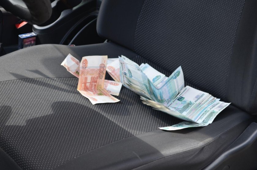 Деньги на сиденье автомобиля