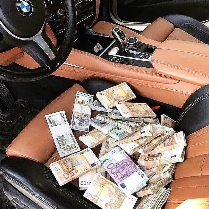 Пачка денег в машине