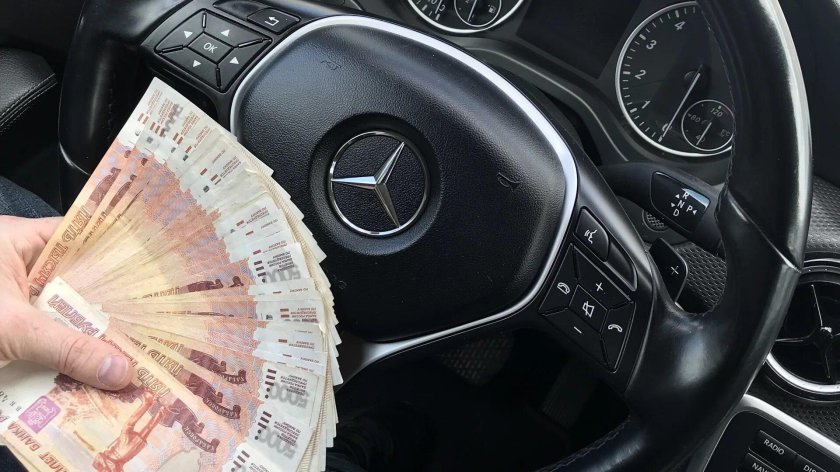 Деньги в машине